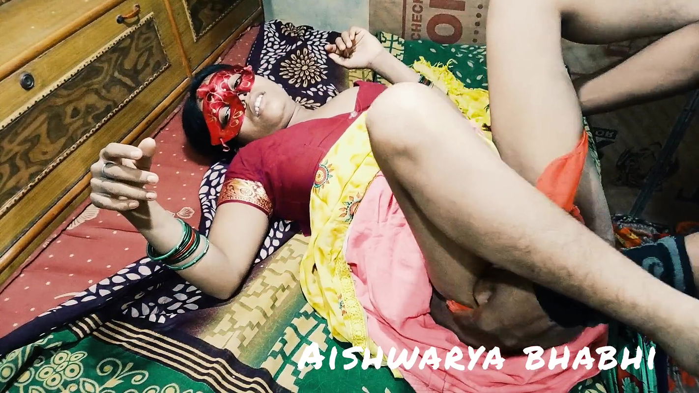 Bihari mammi ki raseeli chut saree utha ke chod diya