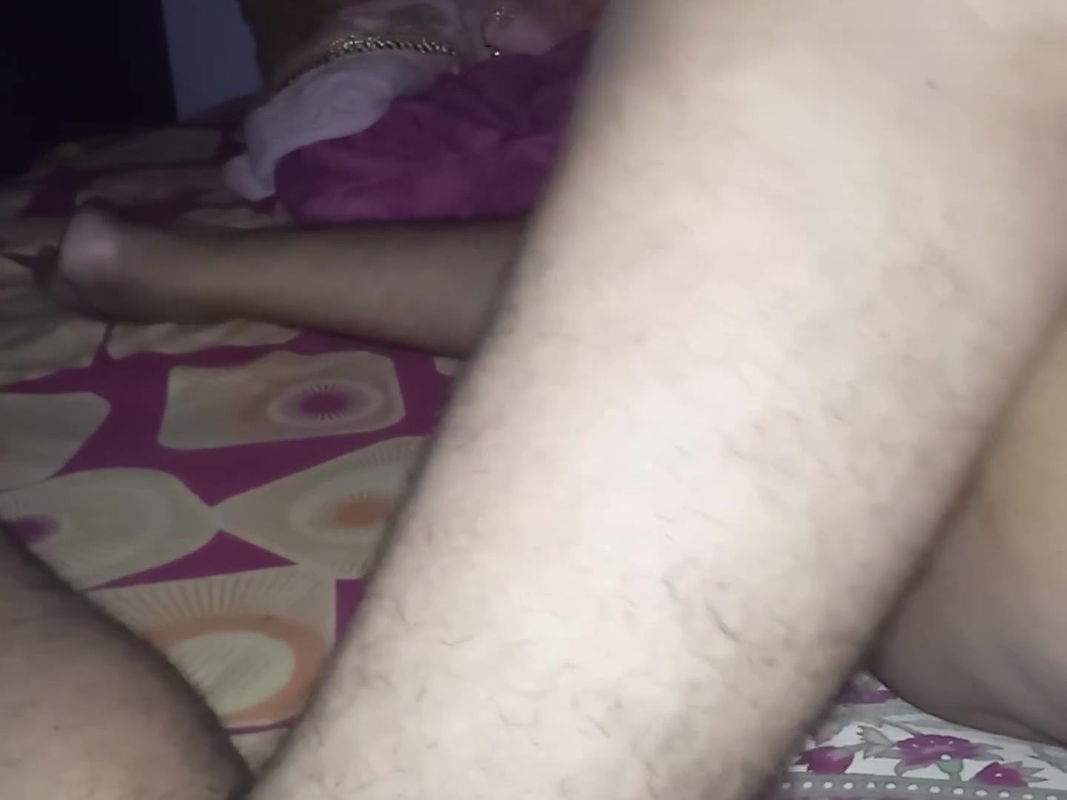 Biwi ne pati ko saheli ki chut dilwai or pati ne saheli ko choda