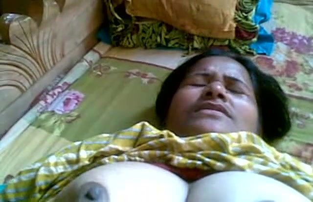 kanpur aunty exposing tits and pussy
