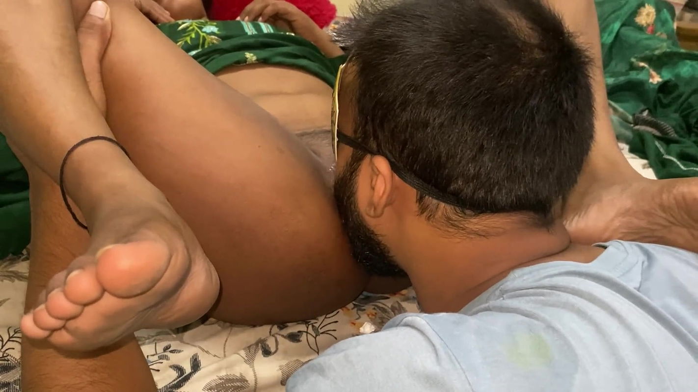 Cake on birthday and licked girlfriend’s pussy. It was so much fun to get the cake and lick the