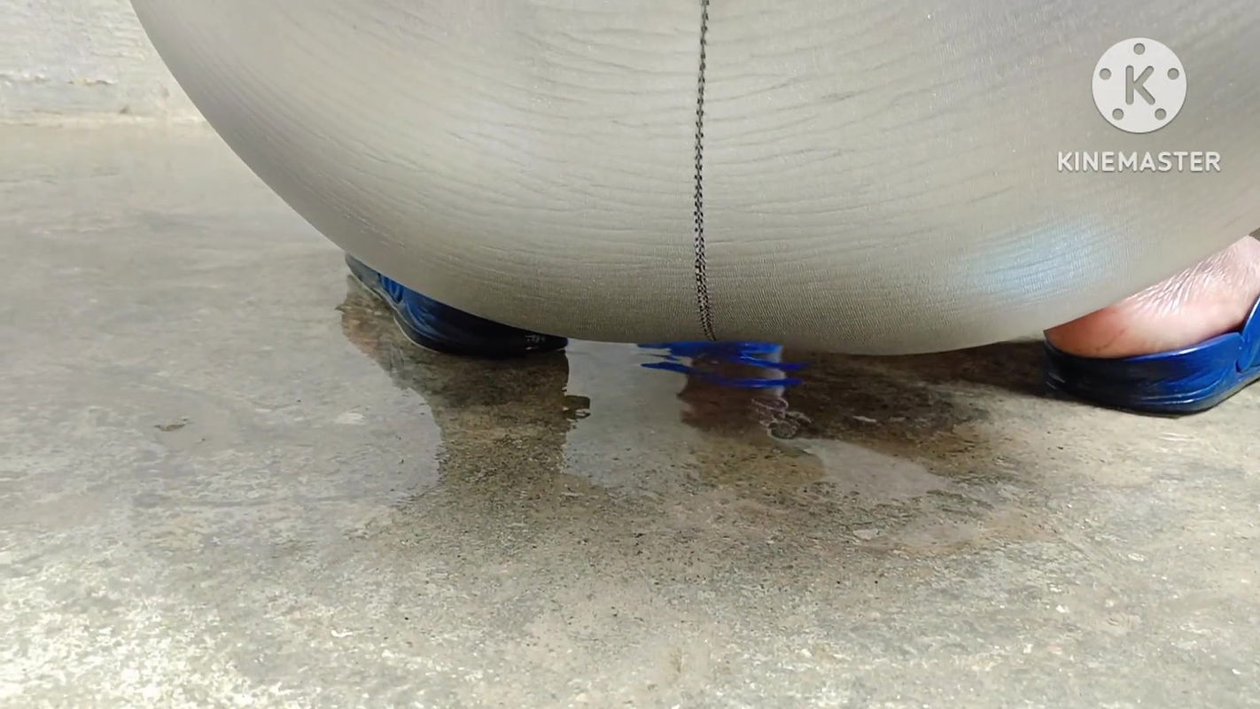 Caught Didi while bathing and left full hot bathing stepsister and stepwriter coat