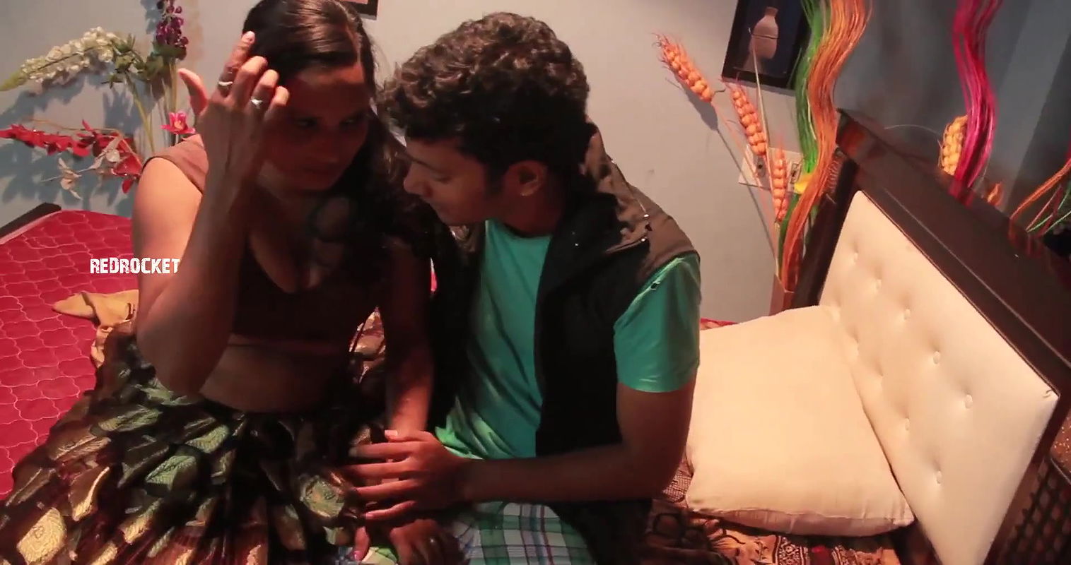 krishnanagar aunty romance with young guy