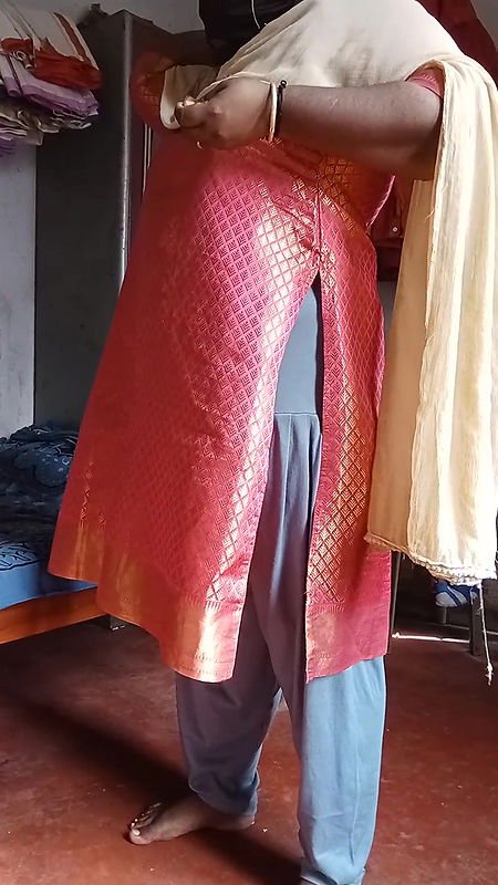 College Lacher in Dress Change