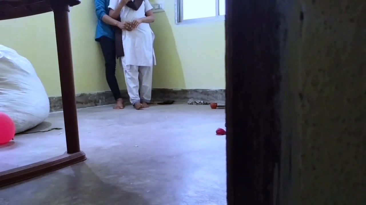 College student and teacher ne college ki store room me bindass chudai karte time kisine video bana di