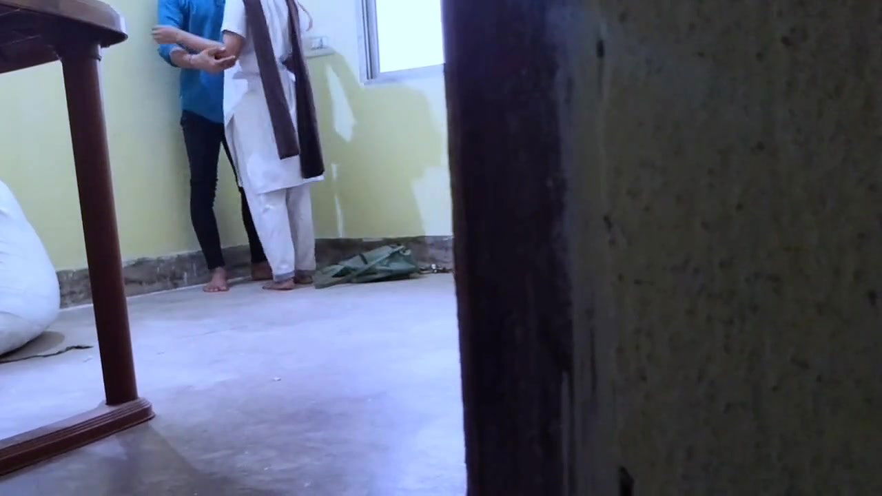 College student and teacher ne college ki store room me bindass chudai karte time kisine video bana di