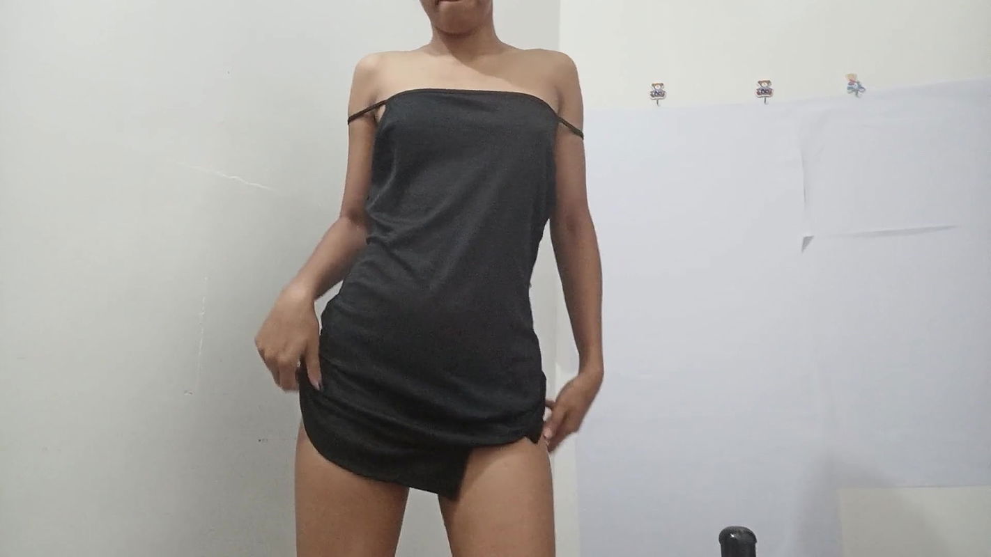 Colombian schoolgirl strips naked in public, her big tits and big ass make more than one person horny