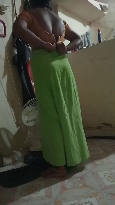 deshi aunty saree change & showing pussy