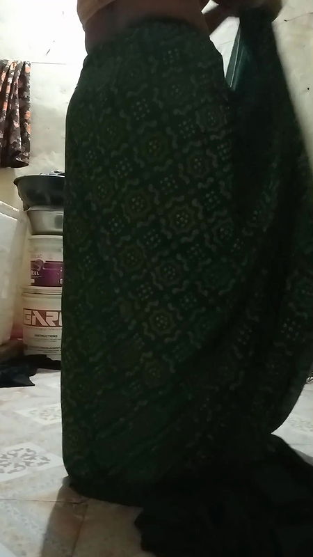 deshi aunty saree change & showing pussy