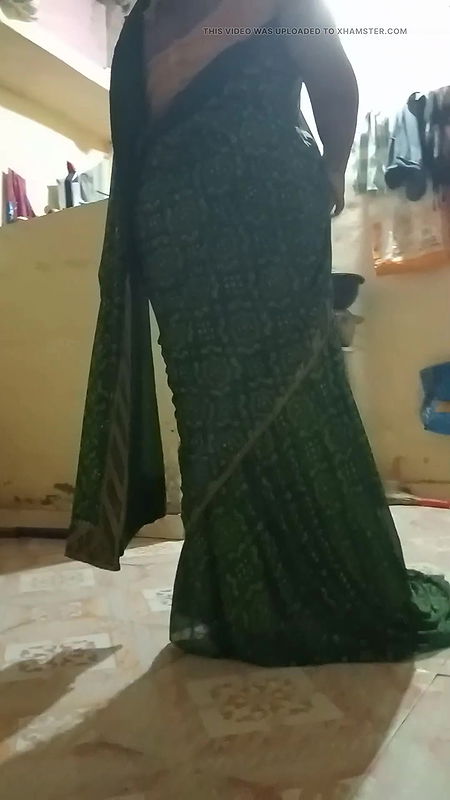 deshi aunty saree change & showing pussy