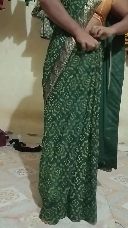 deshi aunty saree change & showing pussy