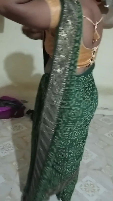 deshi aunty saree change & showing pussy