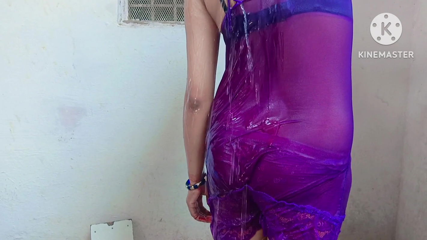 Desi Aunty ko Nahate hue pakda open main or fir lund hilaya