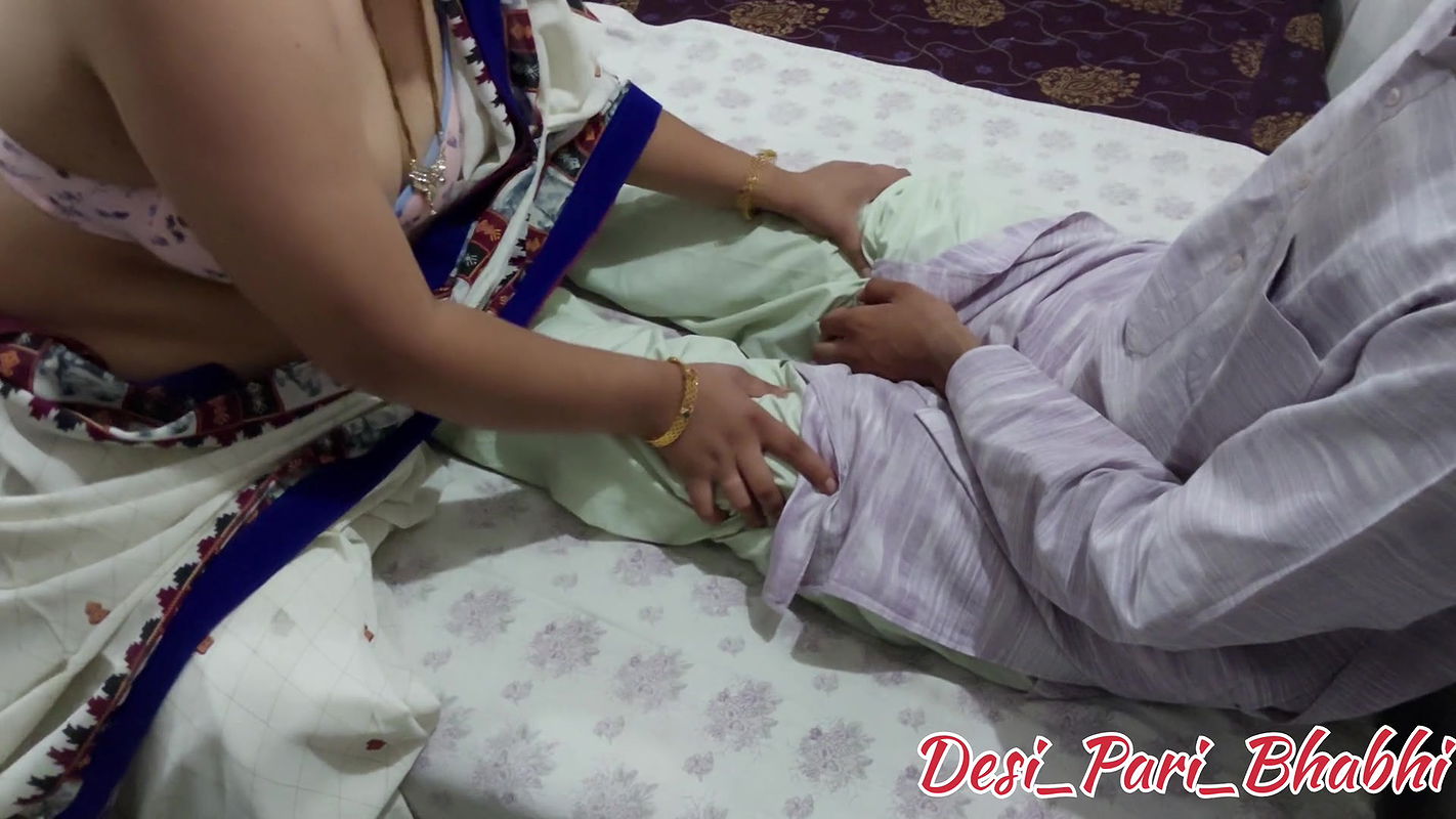 Desi Bahu Apne Sasur Ji Ka Pair Dabate Hue Lund Ko Pakad Kar Chusne Lagi Fir Sasur Ne Bahu Ki Saree Utaar Kr Gaand Maar Li