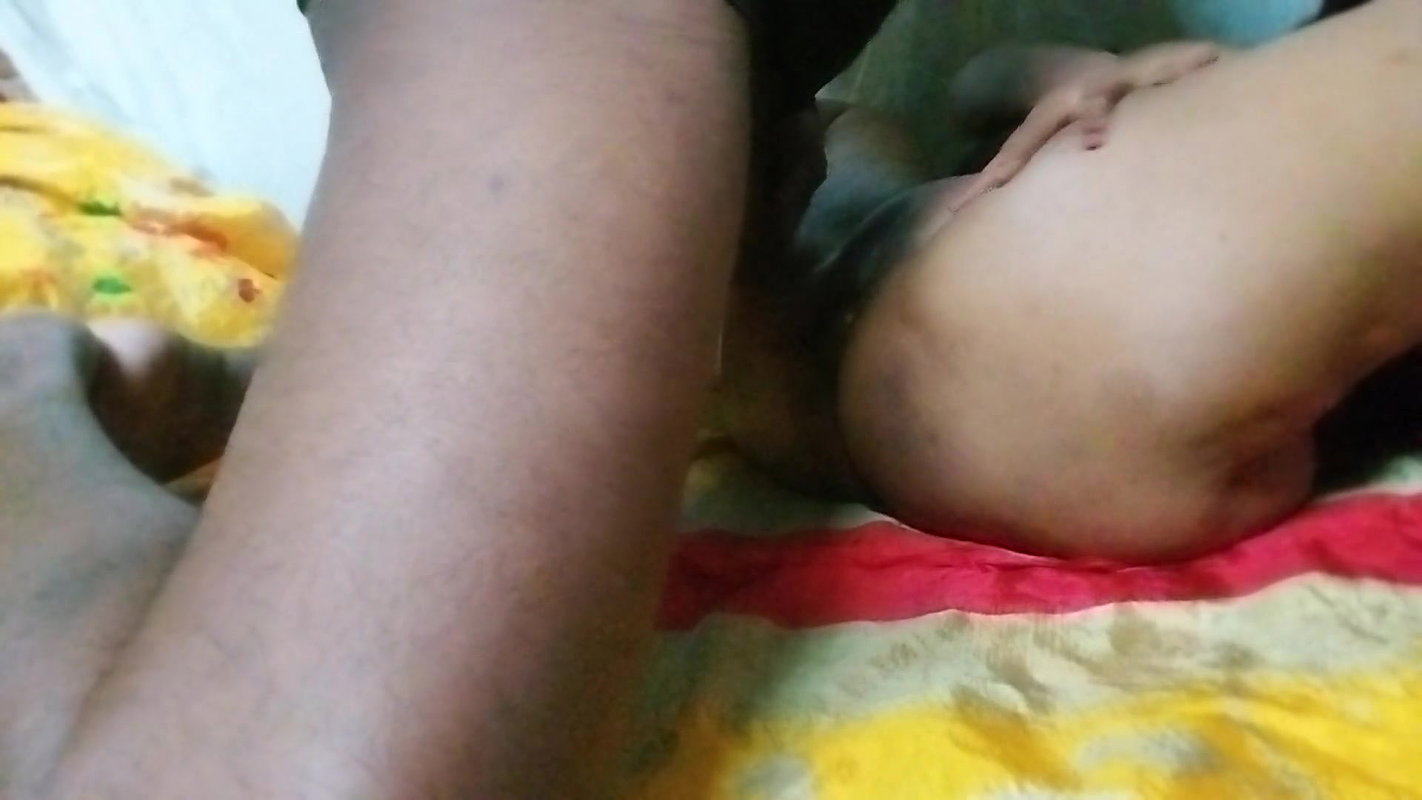 Desi bhabhi ke chut phar dala