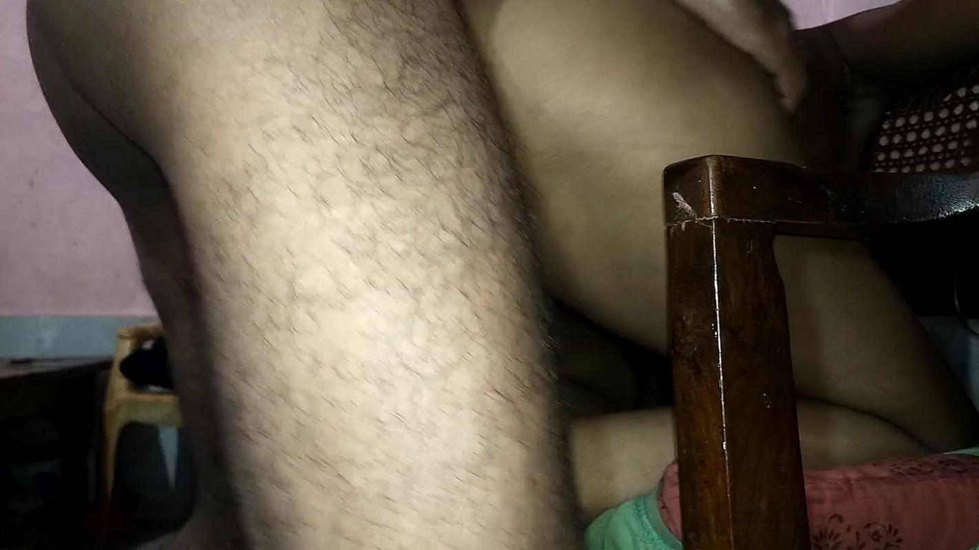 Desi bhabhi ki gand mara kurshi pe betha ke