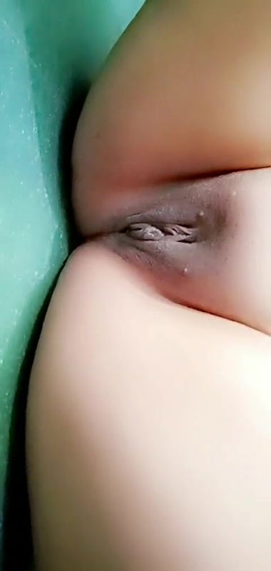 Desi Bhabhi ne bathroom main mut diya video