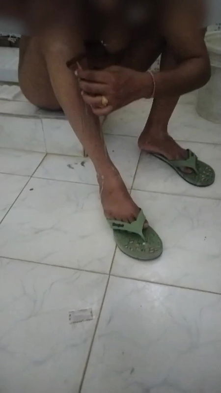 Desi Bhabhi Pussy shaving before Fucking in bathroom full nude sex