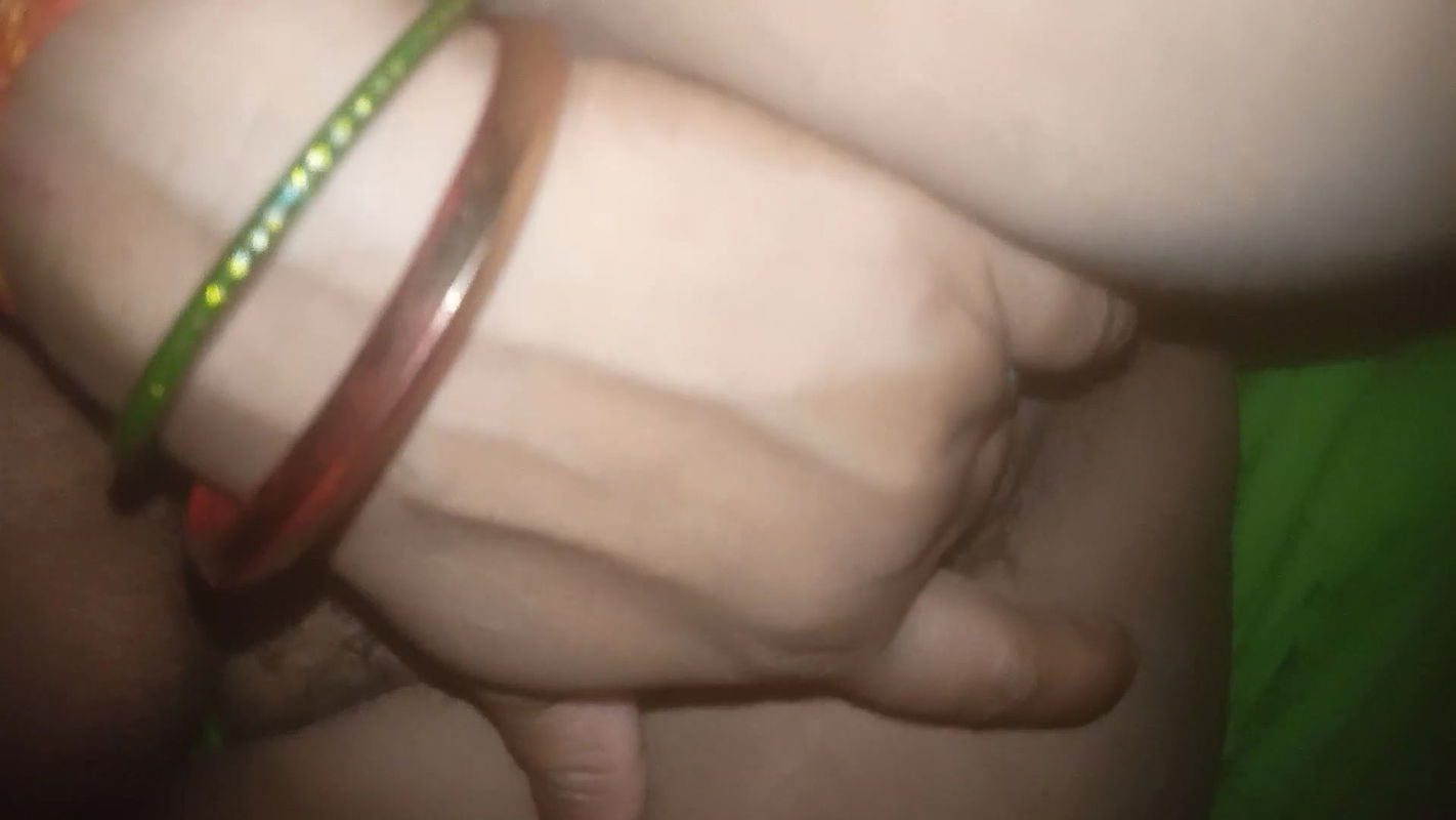 Desi Bhabi ki garam chut me finger Karti hui bhabi ki garam Gili chut ko rat me jamkar choda mast chudai for desi bhabi