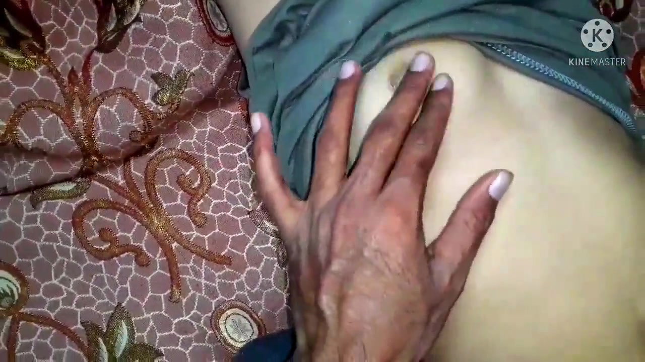 Desi bhabi ne janbuj kr gand nangi kr k dikhayi with audio
