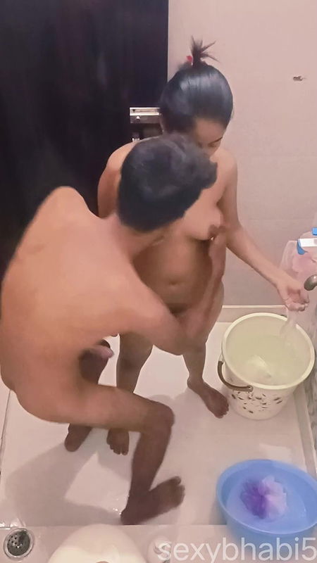 Desi bhabi ne kan chut gaand chatvahi …sexy bhabi bath