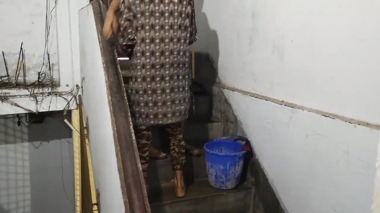 Desi Bhabi was suddenly left by the neighbor