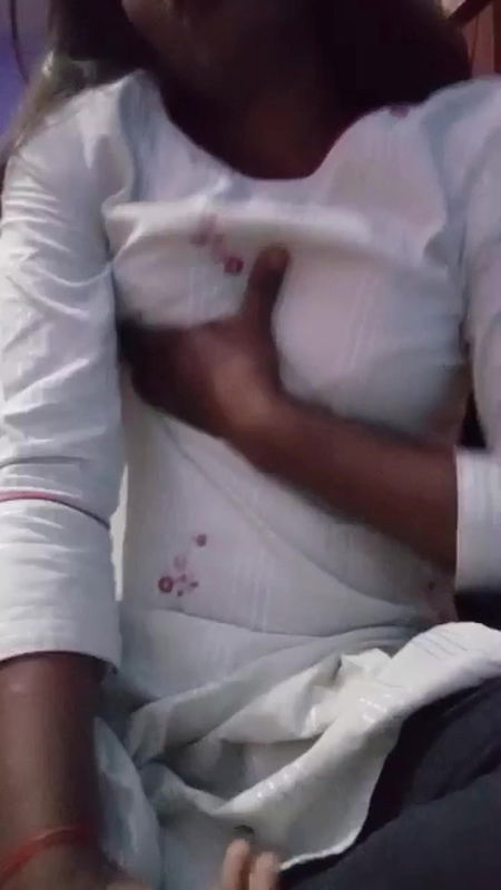 Desi gf show his boobs and pussy