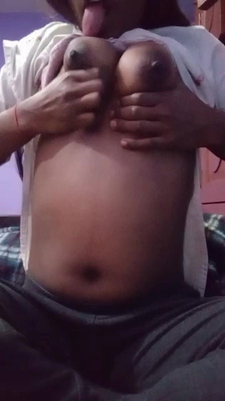 Desi gf show his boobs and pussy