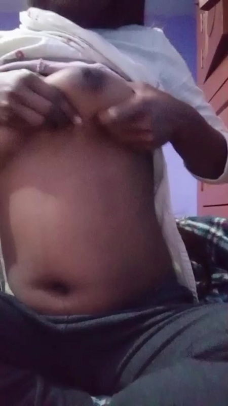 Desi gf show his boobs and pussy