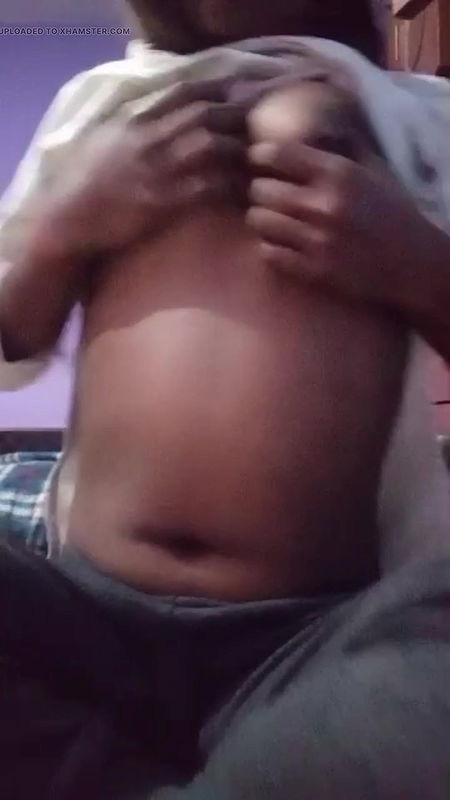 Desi gf show his boobs and pussy