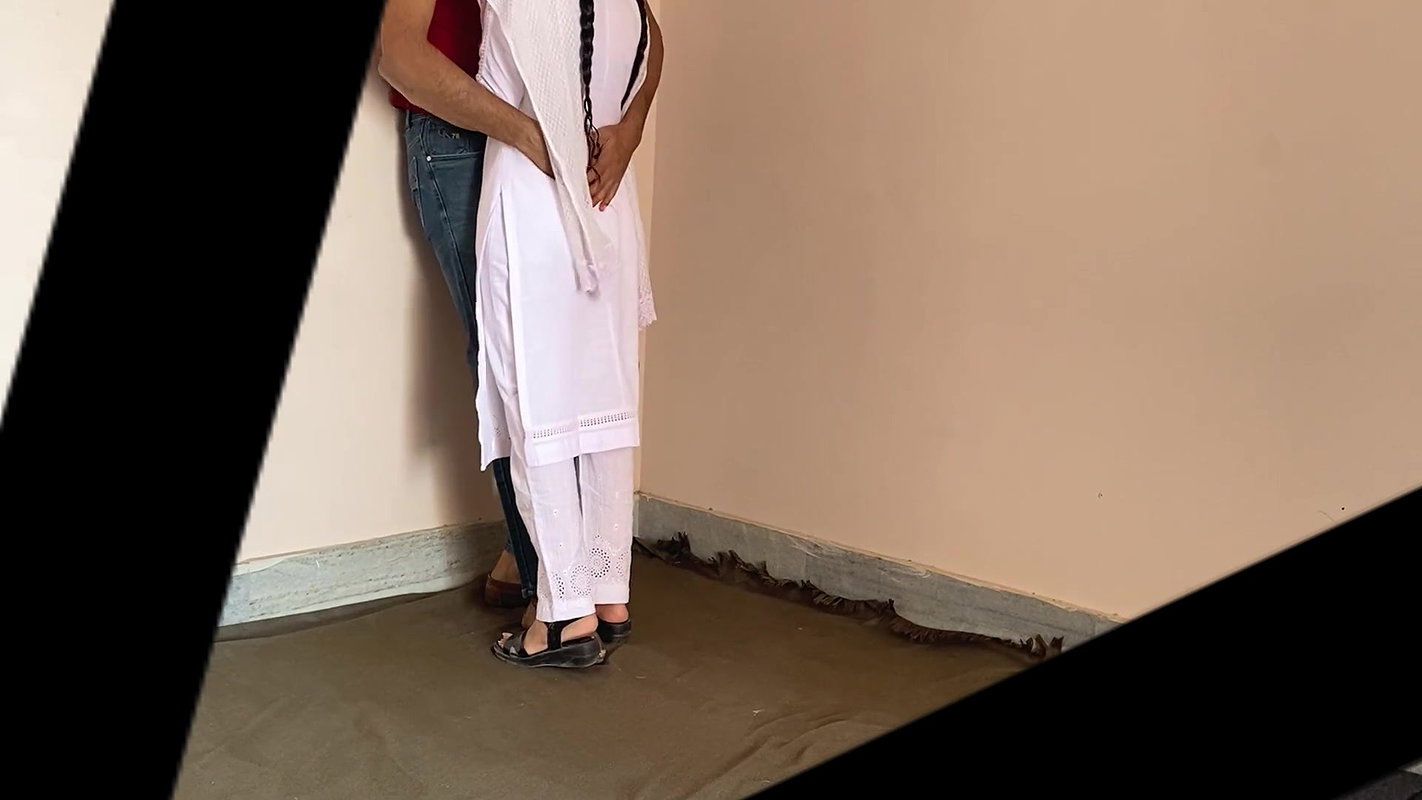 Desi girl ki class me hi Salwar utar k krdi chudai Viral Mms sex video