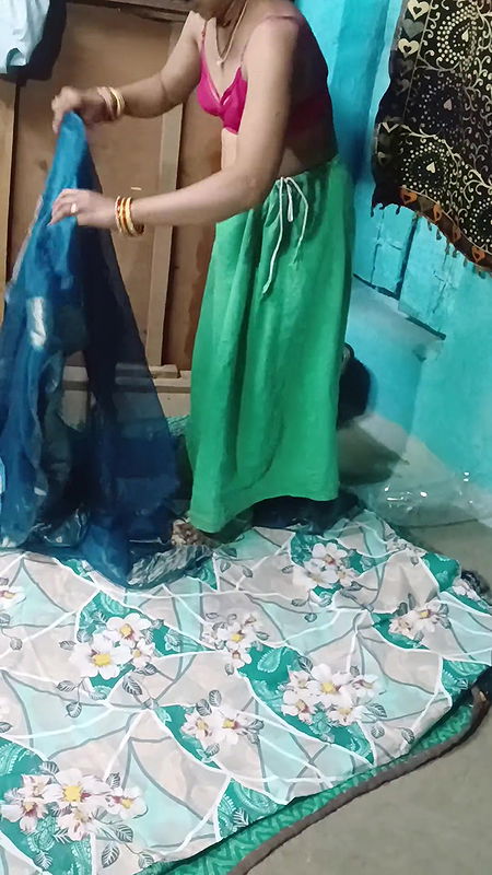 Desi Girl New Saari Pahanti Hui