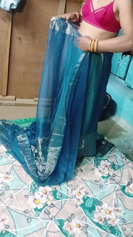 Desi Girl New Saari Pahanti Hui