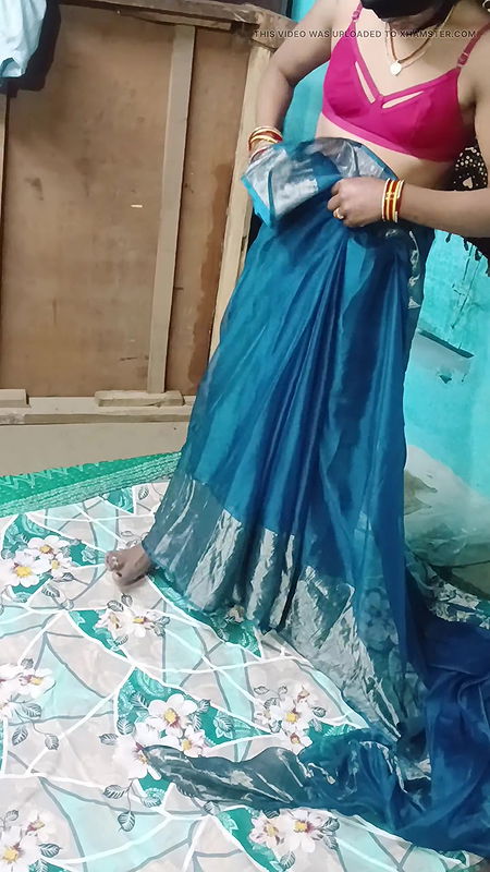 Desi Girl New Saari Pahanti Hui