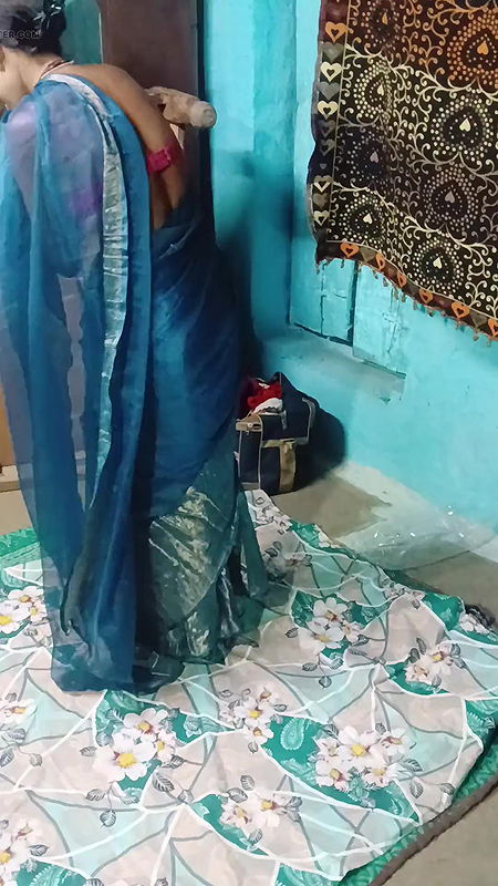 Desi Girl New Saari Pahanti Hui