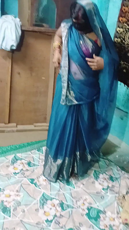 Desi Girl New Saari Pahanti Hui