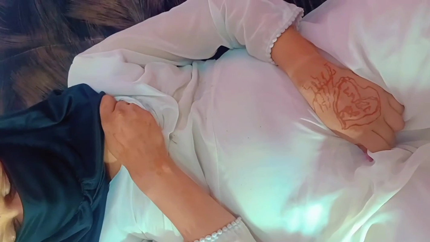 Desi hot sexy bhabhi with big booms and awesome ass