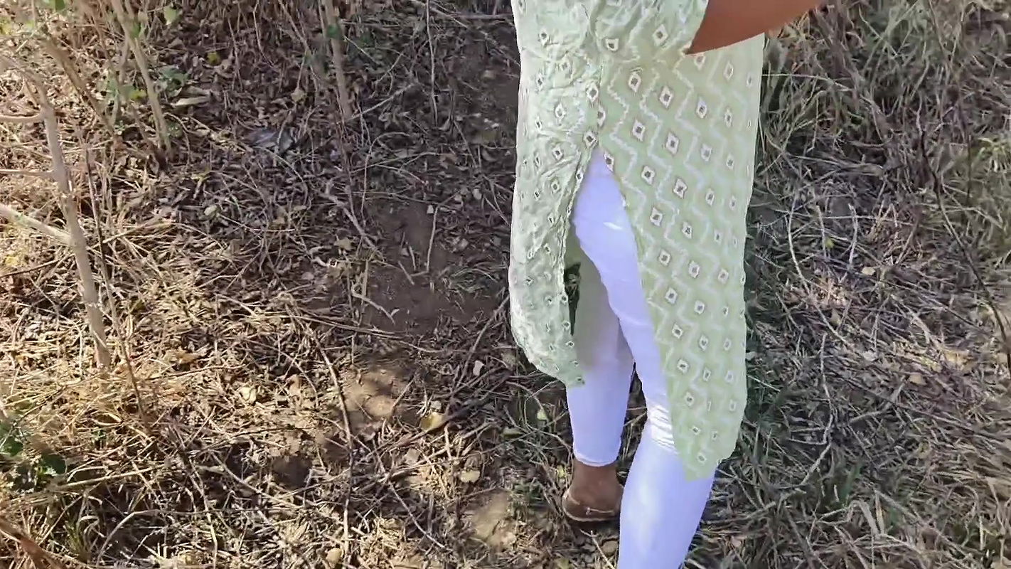 Desi Hot Village Girl Jungle me lakdi lene gai and then Fucked her tight pussy (Hindi Audio) outdoor jungle sex