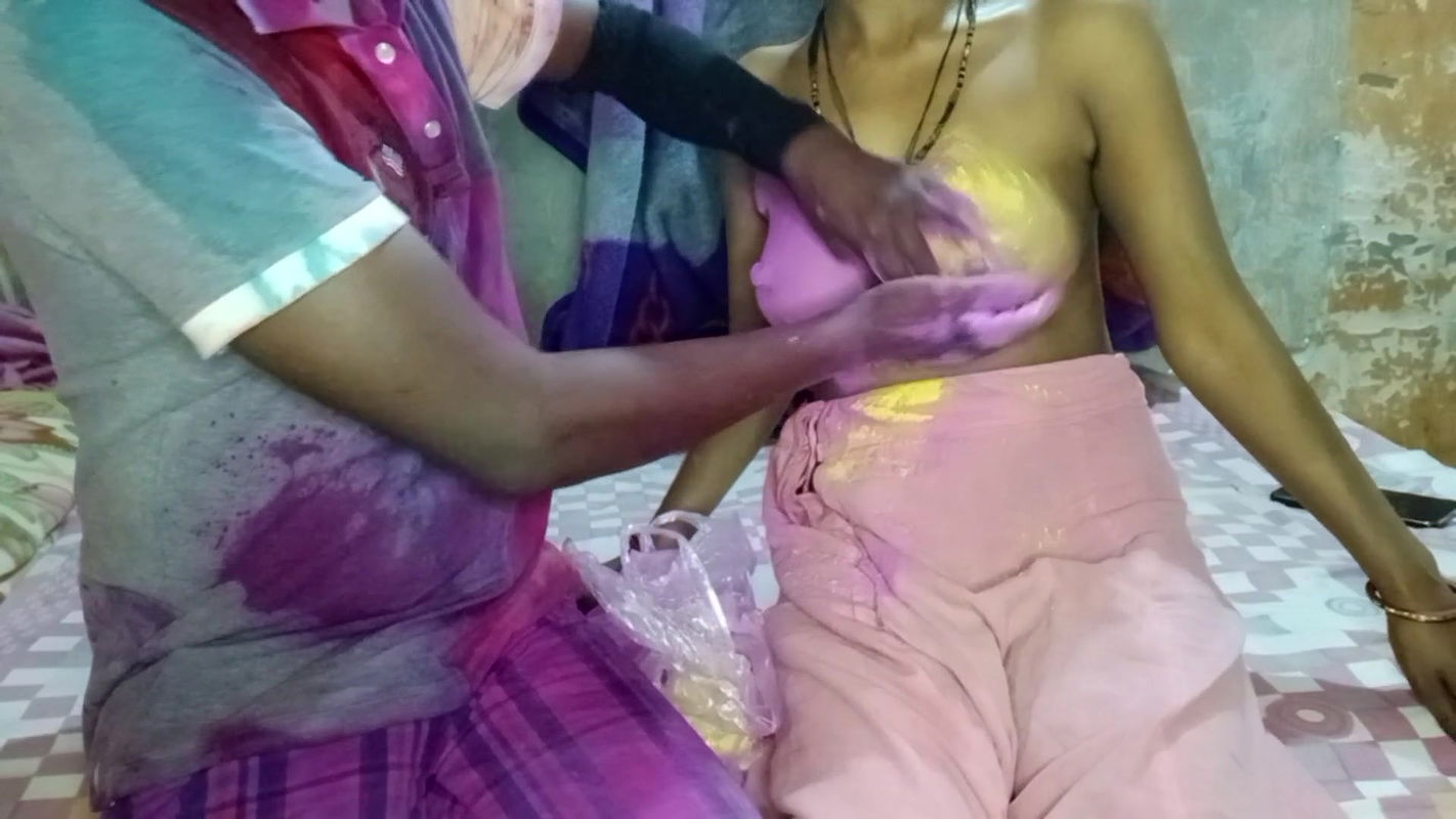 Desi real sex video On the day of Holi, brother-in-law applied Abir on sister-in-law’s breasts and had a lot of fun