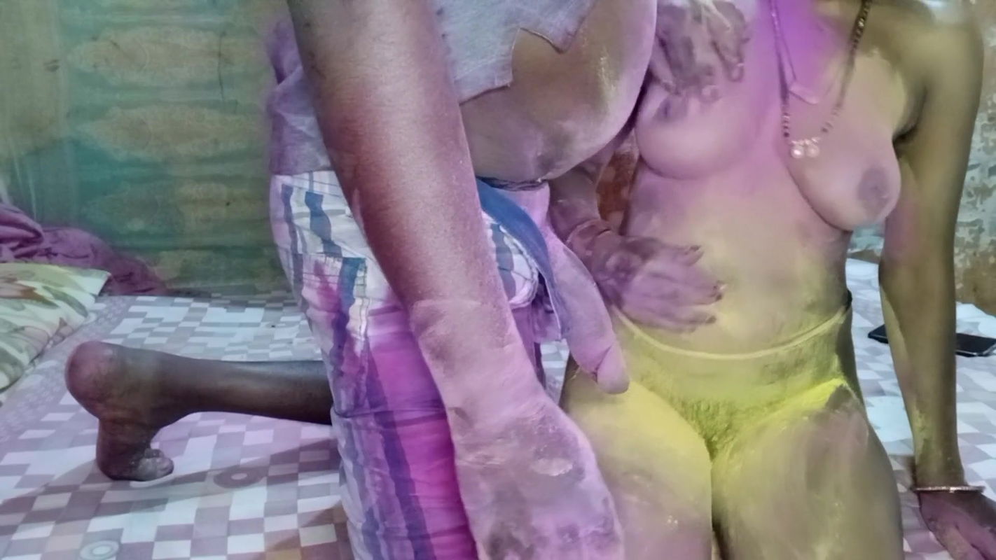 Desi real sex video On the day of Holi, brother-in-law applied Abir on sister-in-law’s breasts and had a lot of fun