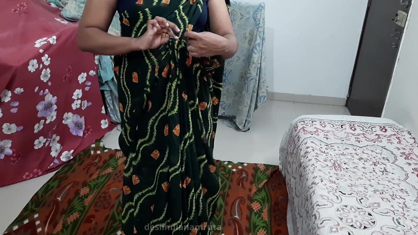 Desi Sexy Hot Cute Indian Bhabhi Wearing Dark Green Saree