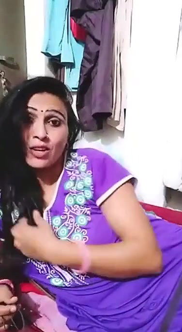 Desi HORNY HOUSEWIFE SHOWING N TEASING LOVR