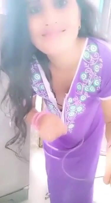 Desi HORNY HOUSEWIFE SHOWING N TEASING LOVR