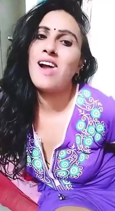 Desi HORNY HOUSEWIFE SHOWING N TEASING LOVR
