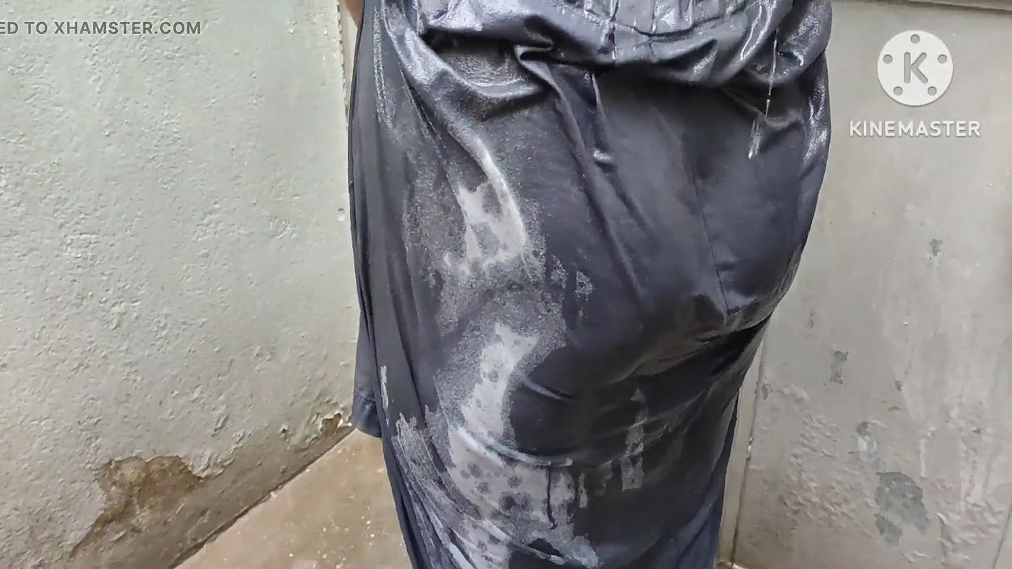 Indian House Wife Pissing