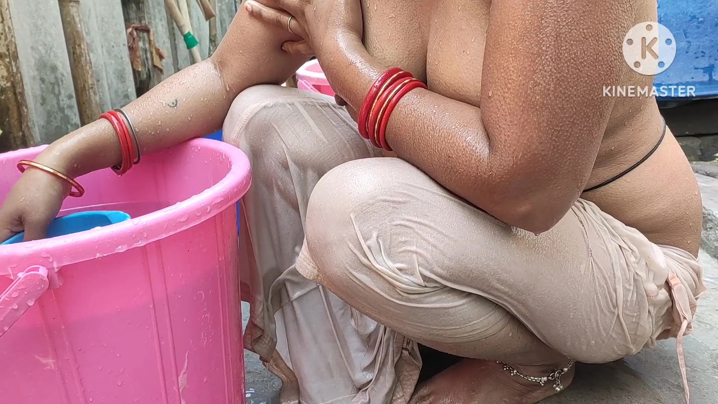 Indian house wife showing nude bathing