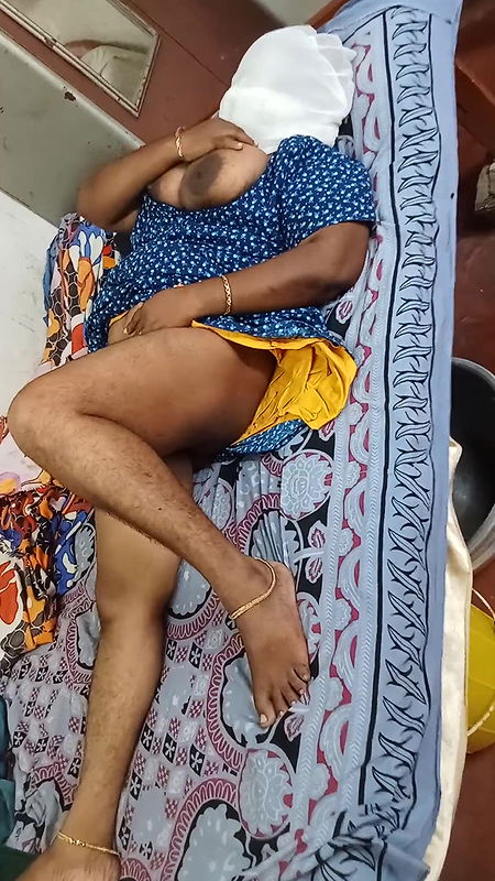 Indian Housewife Bedroom Finger Eating Performance