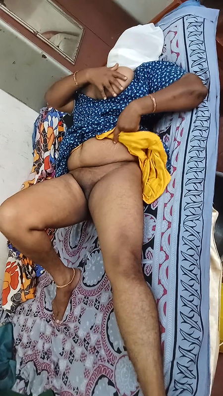 Indian Housewife Bedroom Finger Eating Performance