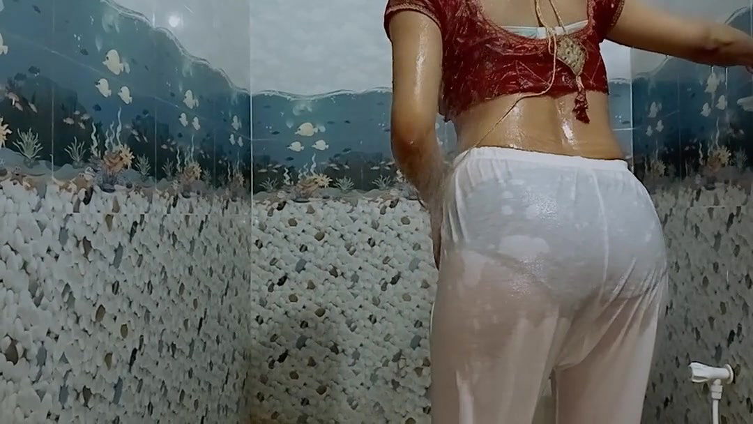 Indian mom bathing in open white legis make me feel better