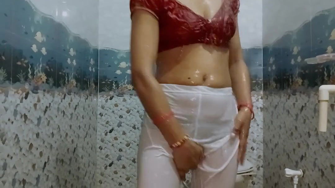 Indian mom bathing in open white legis make me feel better