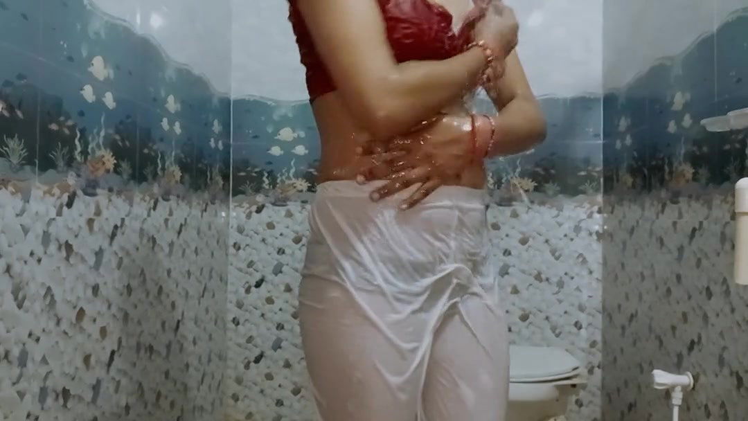 Indian mom bathing in open white legis make me feel better